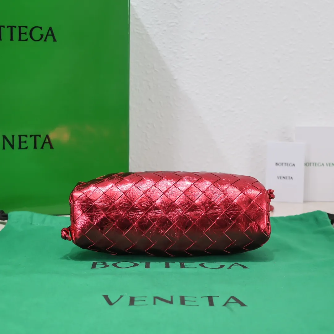 Bv 2022 early spring new cloud bag is launched as one of the classic models. The designer adopts a different and brand-new look to appear in the public eye. The texture of deerskin is more wear-resistant and easy to care for than traditional leather. It is unexpectedly good to match. It is full of style when you take it. It is sparkling in daily light. It is even more sparkling and lovely in the sun. Every time it is new, it can make people's eyes shine. It’s hard not to fall in love with it, model number: 6671#, size 22x13x5cm